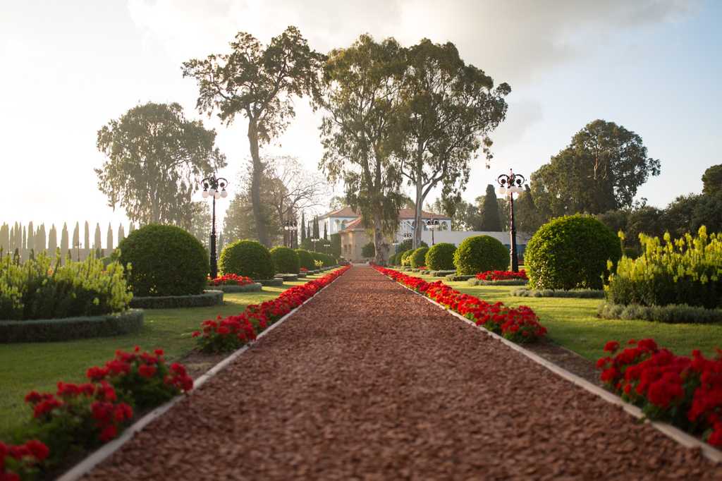 Landhausgarten von Bahjí mit Blick auf den Schrein Bahá’ú’lláhs
