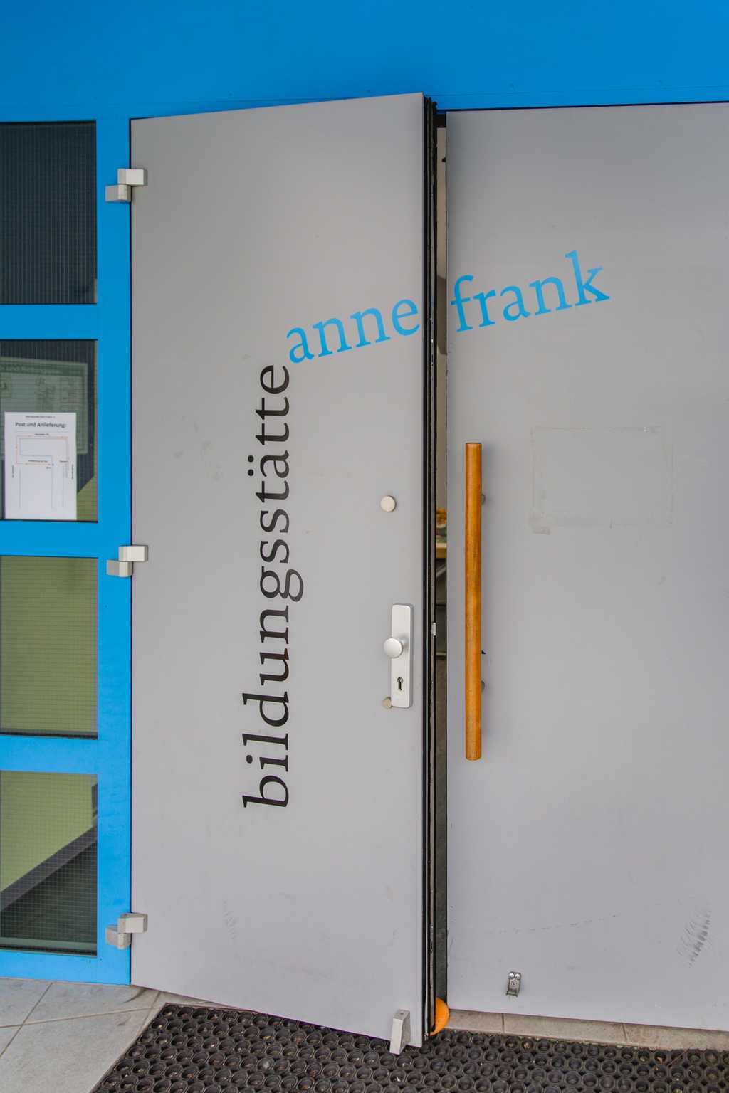 Gleich öffnen sich die Türen der Bildungsstätte Anne Frank im Frankfurter Dornbusch
