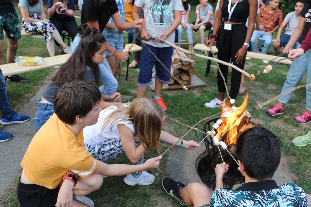  Einige Teilnehmer des Sommercamps in NRW mit Marshmallows am Lagerfeuer.
