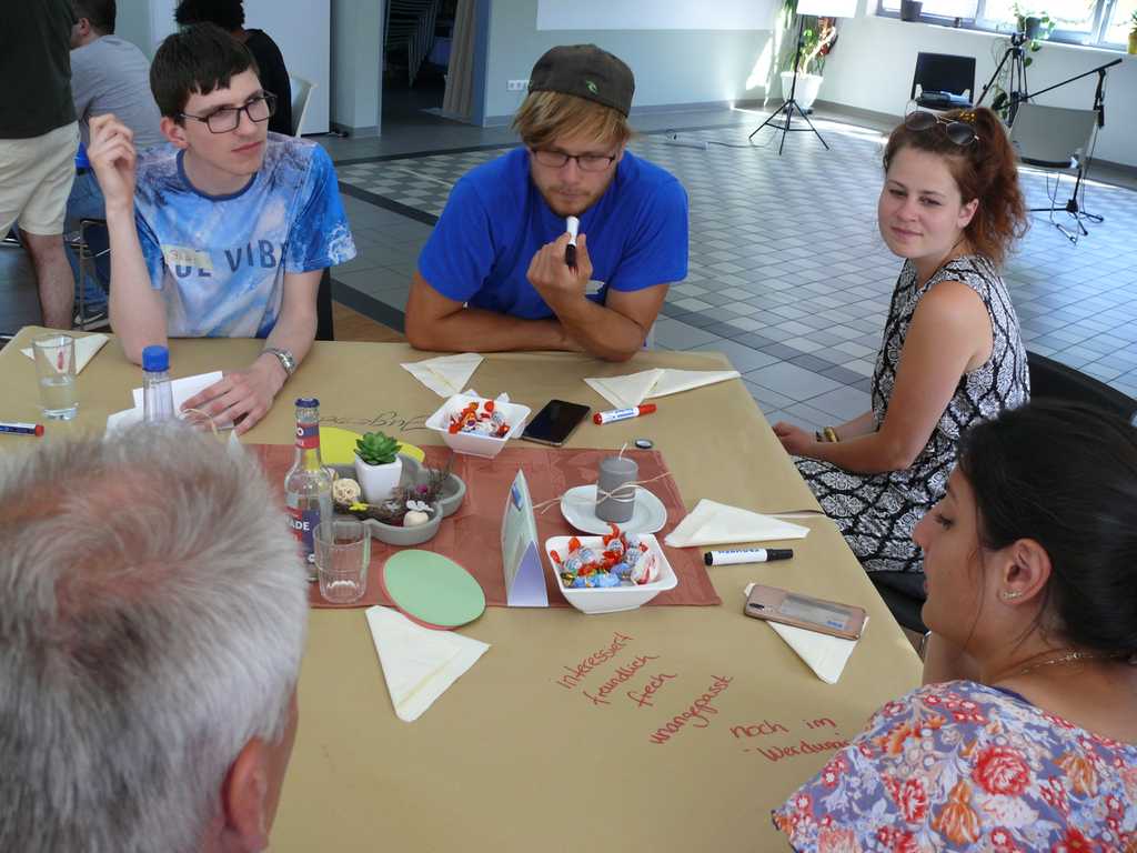 Teilnehmer im aktiven Gespräch bei der Veranstaltung "Jugend gestaltet Zukunft mit allen!" in Teterow, Mecklenburg-Vorpommern
