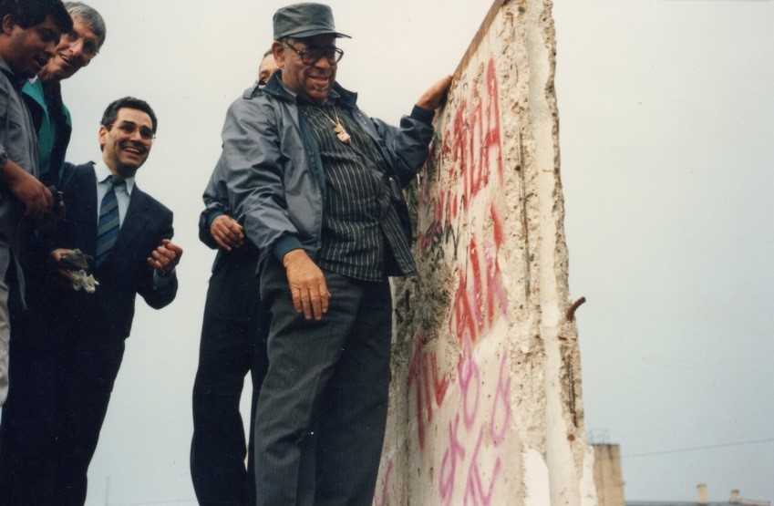 Dizzy Gillespie und Begleiter (Nodi Rafat, Koordinator der Tournee, als dritter von links) auf einem der Mauerreste am Brandenburger Tor.