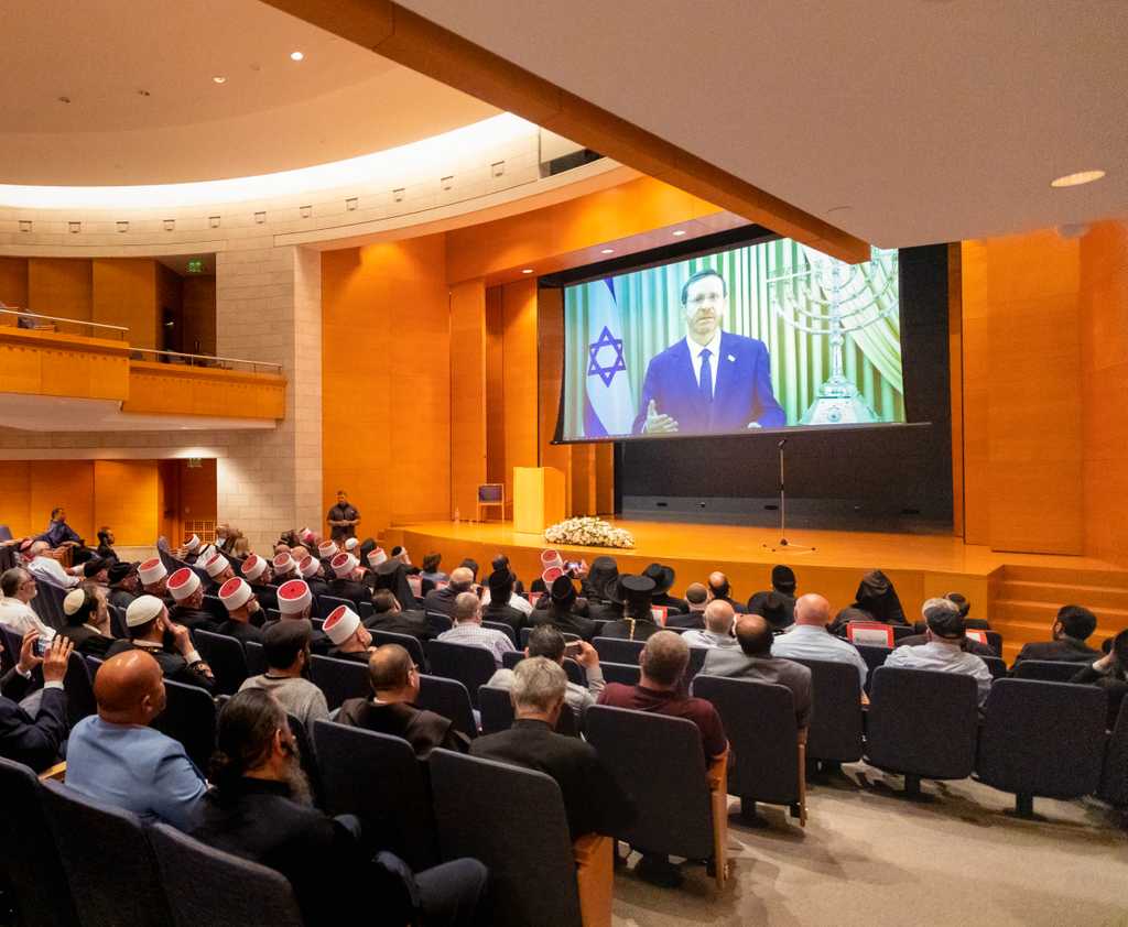 Der israelische Staatspräsident Isaac Herzog wandte sich in einer Videobotschaft an die Versammlung, hob die gemeinsamen Werte der Religionen hervor und betonte die Bedeutung der Einheit in der Vielfalt.